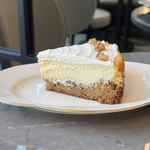 قطعة جيزكيك الجزر  carrot cheesecake slice